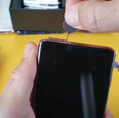 How To Install a Micro-SD Card In a Samsung Galaxy S10 Step 3